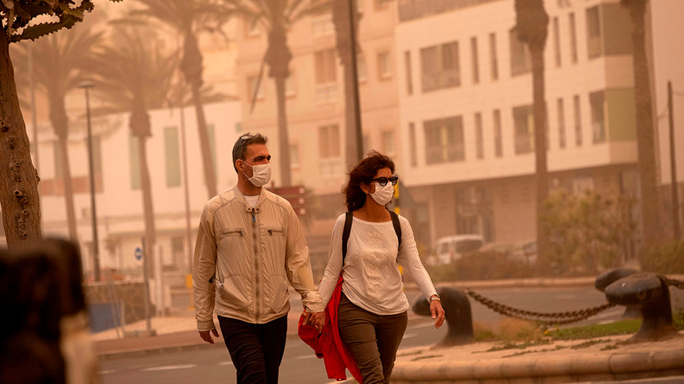 A couple wearing face masks take a stroll in Puerto del Rosario, Fuerteventura, Canary Islands, Spain, 23 February 2020. Big amounts of dust and sand from Sahara desert made their way into the islands yesterday, 22 February 2020, throughout strong wind gusts that intensified today, causing the cancellation of most part of Carnival celebrations, as well as the suspension of classes for tomorrow, 24 February 2020, and the closing of the airports in the islands until at least 20:00 of today. EFE/ Carlos De Saa
