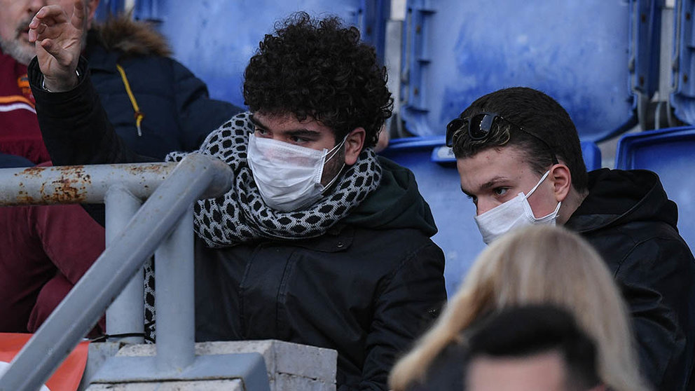 Supporters of AS Roma wearing masks due to the coronavirus infection during the Italian championship Serie A football match between AS Roma and US Lecce on February 23, 2020 at Stadio Olimpico in Rome, Italy - Photo Giuseppe Maffia / Sportphoto24 / DPPI
ONLY FOR USE IN SPAIN

Supporters of AS Roma wearing masks due to the coronavirus infection during the Italian championship Serie A football match between AS Roma and US Lecce on February 23, 2020 at Stadio Olimpico in Rome, Italy - Photo Giuseppe Maffia / Sportphoto24 / DPPI

2/23/2020 ONLY FOR USE IN SPAIN