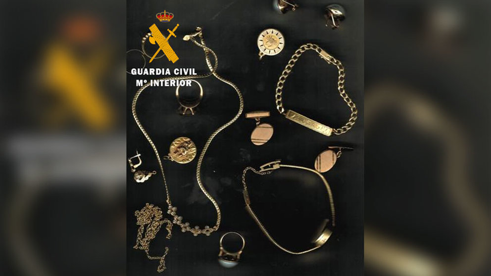 Algunas de las joyas que el ladrón había sustraido en diferentes robos en Castejón. GUARDIA CIVIL