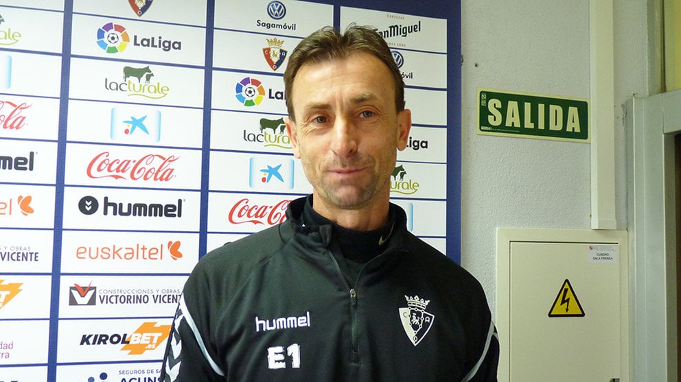 El entrenador de Osasuna Promesas, Santiago Castillejo, en las instalaciones de Tajonar. Navarra.com
