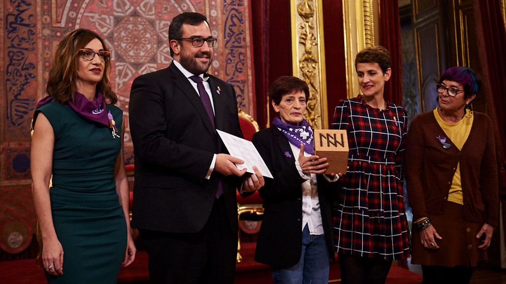 La presidenta del Gobierno de Navarra, María Chivite, entrega el premio Berdinna a la Igualdad a la asociación Lunes Lilas. PABLO LASAOSA