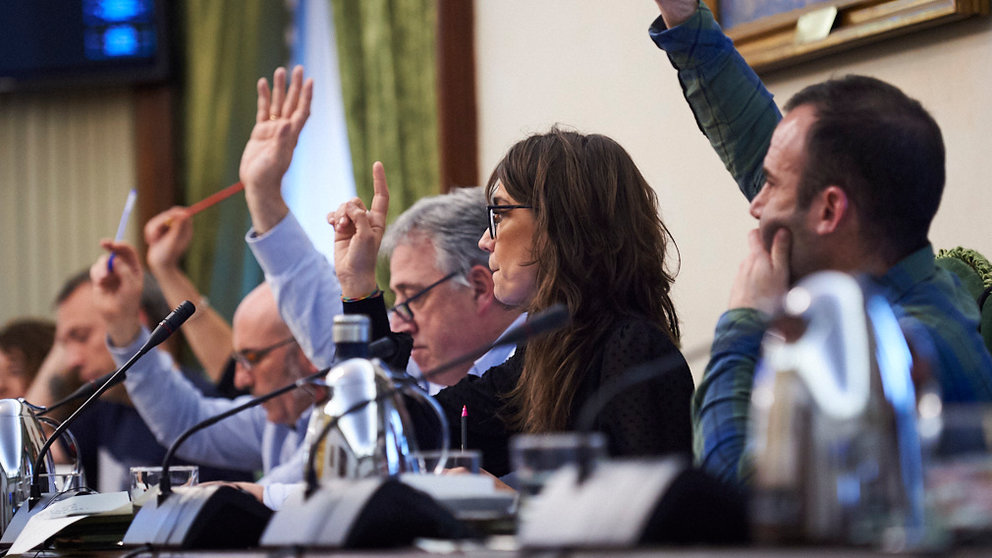 Concejales de EH Bildu votan a mano alzada durante la celebración de un pleno del Ayuntamiento de Pamplona. PABLO LASAOSA
