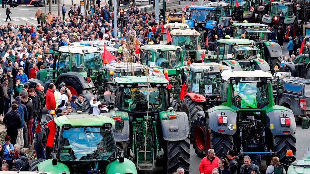 GRAFCAV2725. PAMPLONA, 19/02/2020.-  Más de 300 tractores han participado en la protesta que agricultores, ganaderos y trabajadores del sector primario han celebrado este miércoles en Pamplona, convocada por los sindicatos UAGN y UCAN, para denunciar que pagan "a precios de 2020" pero cobran "a precios de 1970". EFE/ Villar López
