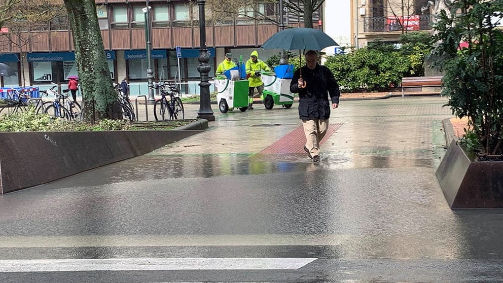 Paso de peatones anegado por las fuertes lluvias en el paseo de Sarasate de Pamplona, a la altura del número 19. NAVARRA (2)