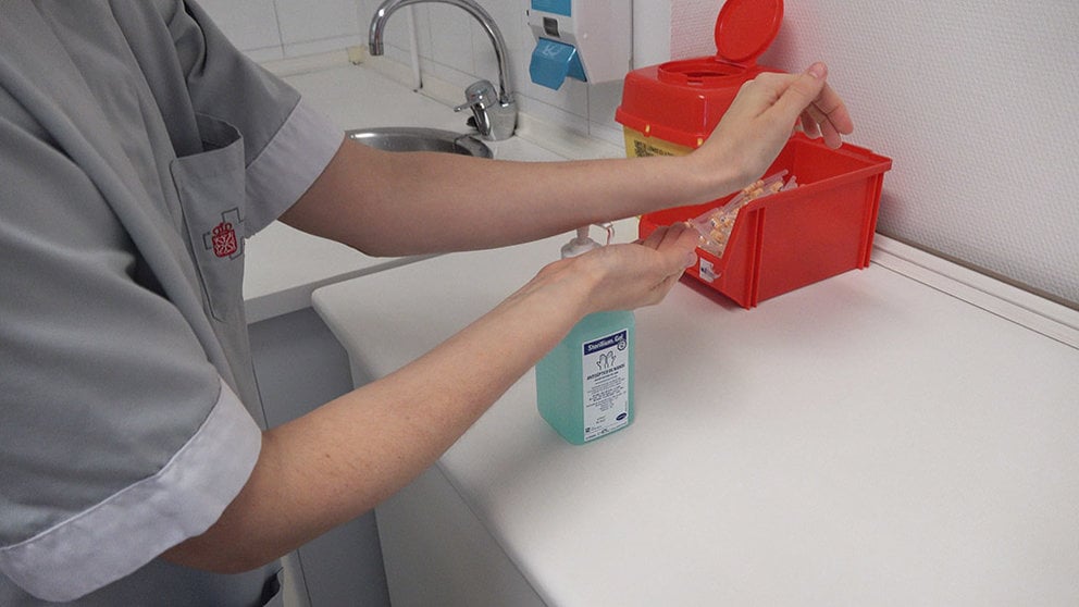 Una enfermera se lava las manos en el Complejo Hospitalario de Navarra ante el brote de coronavirus detectado.  (4)