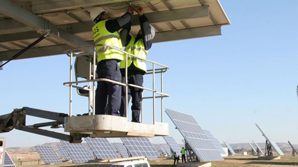 Dos trabajadores, en un parque solar RÍOS RENOVABLES GROUP