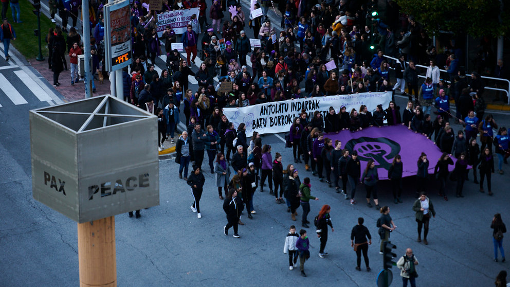 Miles de personas se manifiestan por las calles de Pamplona con motivo del Día de la Mujer celebrado el 8 de marzo. PABLO VIDAL