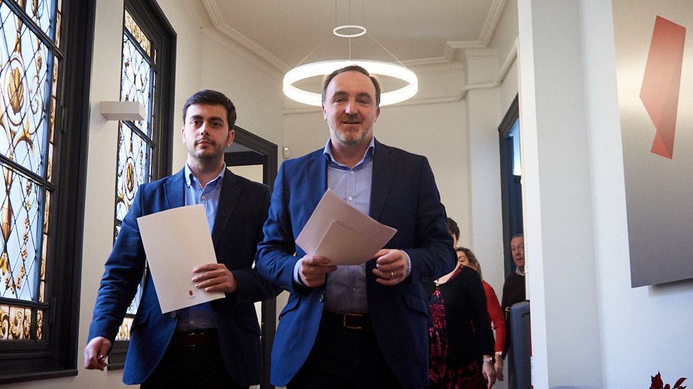 El Presidente de UPN y portavoz de NA+ en el Parlamento de Navarra, Javier Esparza, y el alcalde de Estella, Gonzalo Fuentes, caloran la mocion de censura presentada en esta ciudad. MIGUEL OSÉS