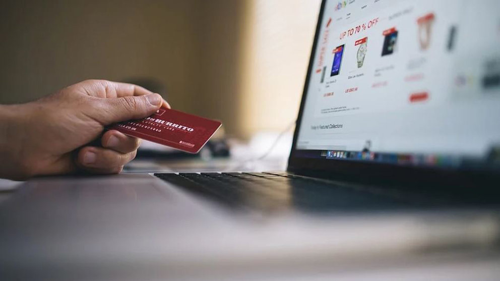 Una persona comprando con su tarjeta de crédito por internet. ARCHIVO