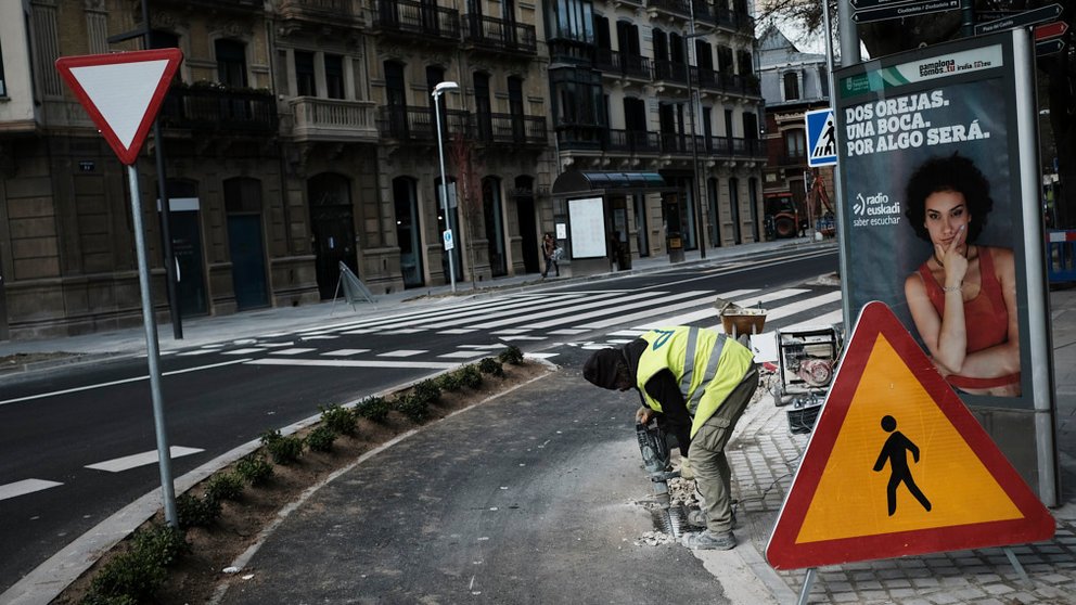 Un trabajadore realiza labores de mantenimiento en el centro de Pamplona. PABLO LASAOSA