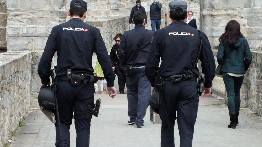 Varios agentes de la Policía Nacional en la vuelta del Castillo de Pamplona. ARCHIVO