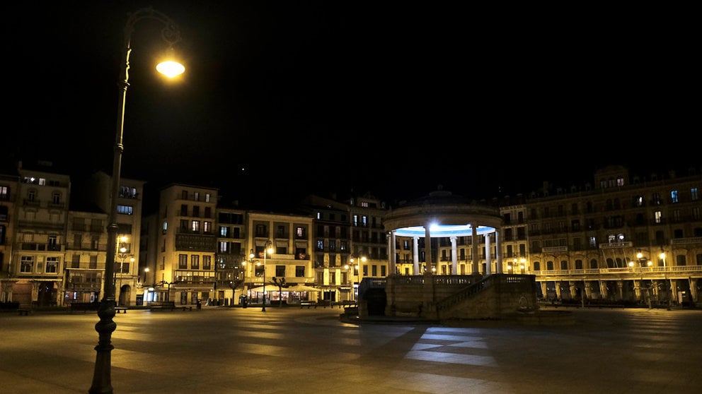 La Plaza del Castillo de Pamplona durante la primera noche del Estado de Alerta. PABLO LASAOSA