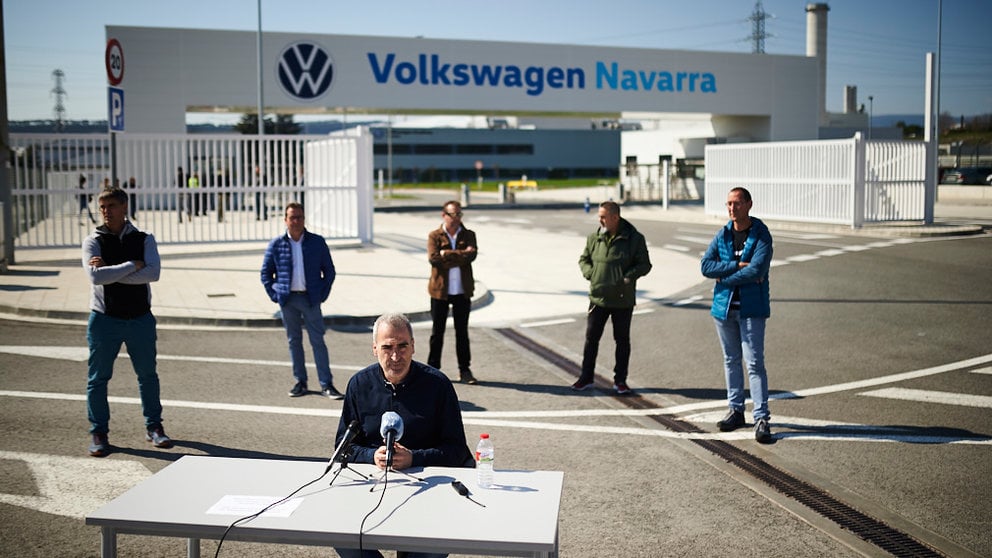 El comité de empresa de Volkswagen Navarra ofrece una rueda de prensa con motivo del coronavirus. PABLO LASAOSA