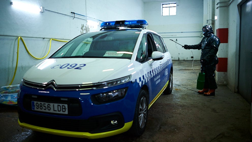 La ONG SAR junto a Policía Municipal de Pamplona desinfectan trajes y coches tras realizar actuaciones por el coronavirus. PABLO LASAOSA