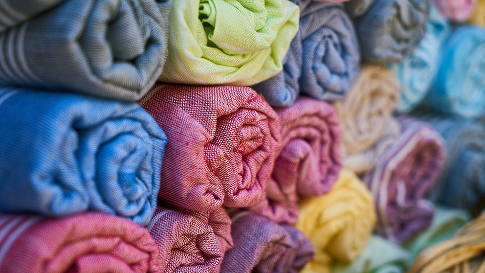 Varias telas apiladas en una tienda de costura. ARCHIVO