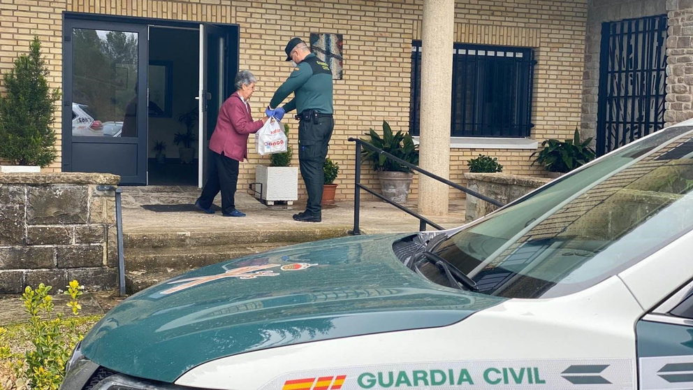 La Guardia Civil de Navarra entrega suministros a una residencia de mayores en Navarra. CEDIDA