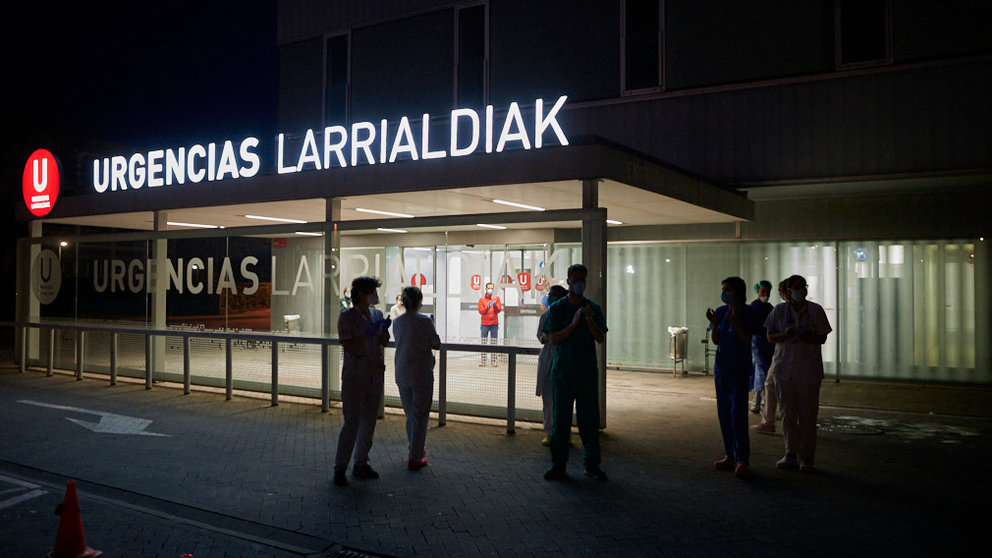 Sanitarios de urgencias del Complejo Hospitalario de Navarra salen a las puertas a aplaudir para animar y arropar a sus compañeros durante la crisis del coronavirus. PABLO LASAOSA