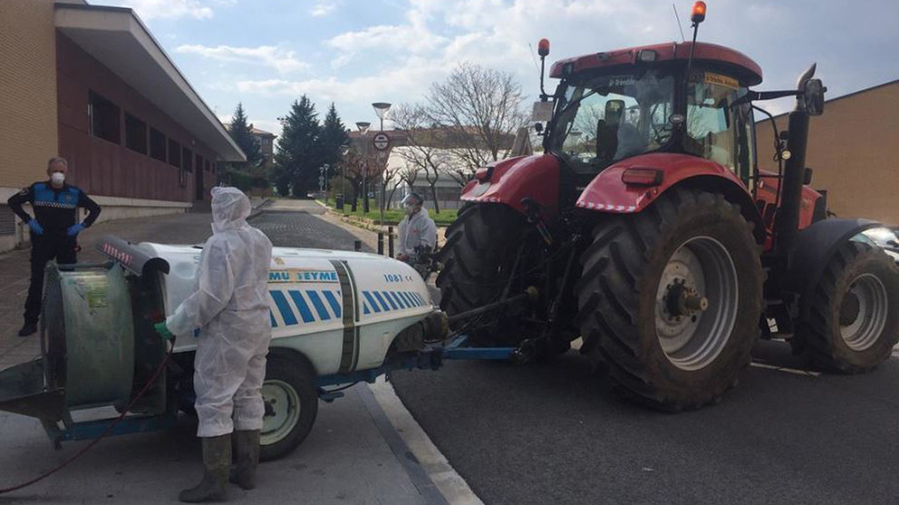 Desinfección de calles en Beriáin por agricultores y ganaderos navarros UAGN