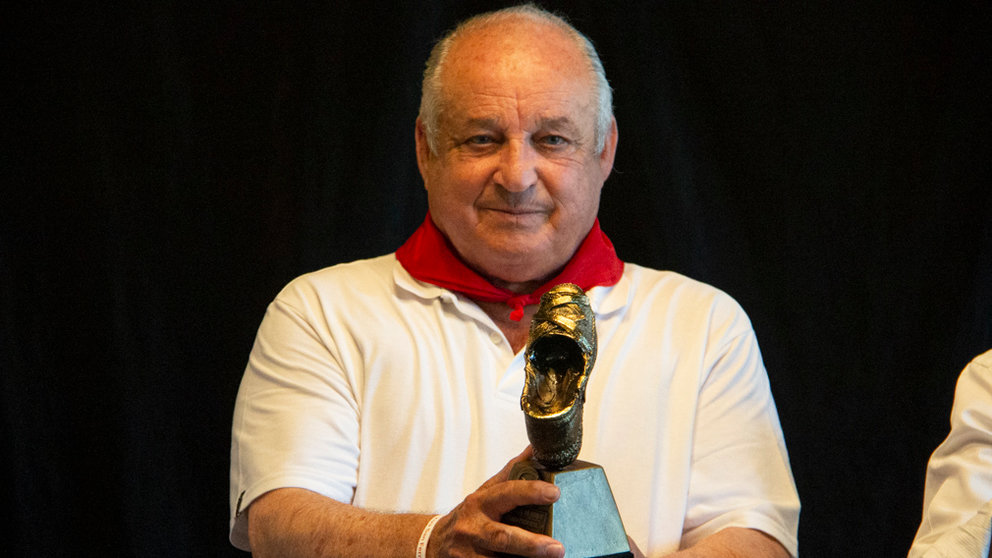 Borja Domecq en el Nuevo Casino recibe  el Premio Alpargata de Honor a Jandilla por su encierro de los Sanfermines de 2018. NOEMÍ VERA.JPG