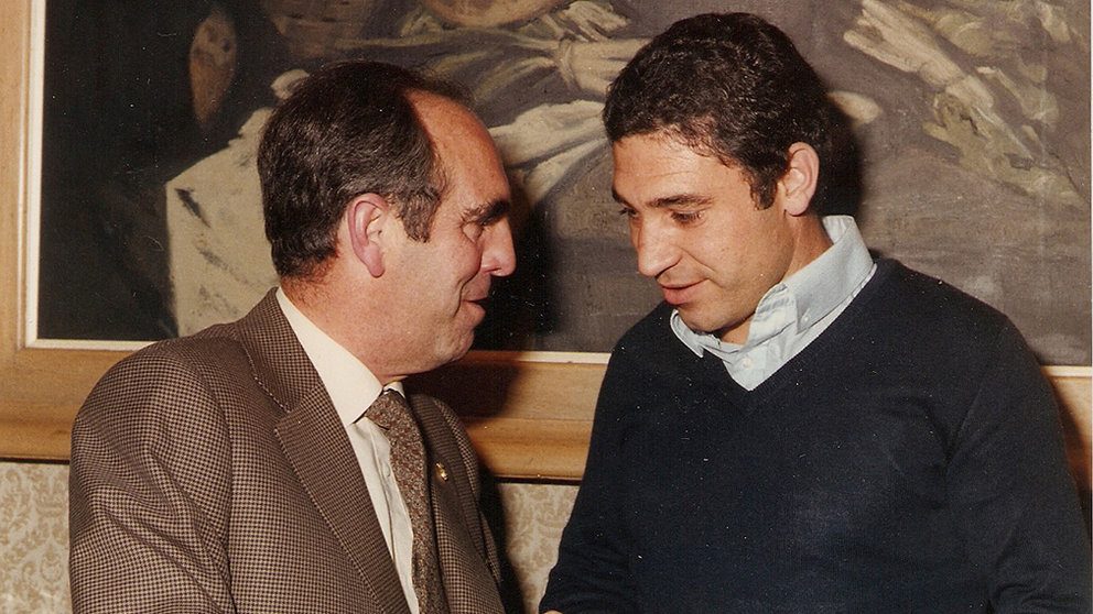 Fermín Ezcurra junto a Luís Sánchez Rubio al entregarle la insignia de oro del club rojillo en 1980. Cedida.