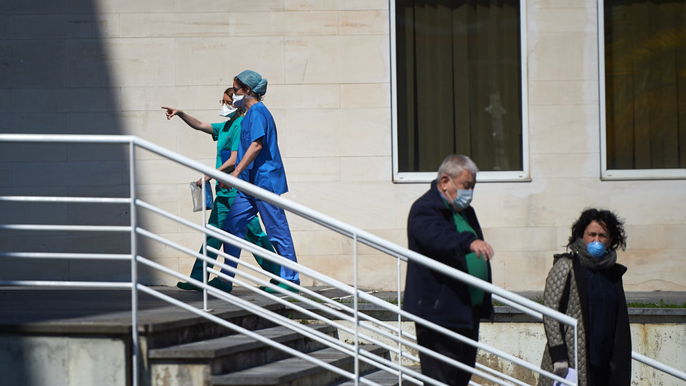Dos enfermeras entran al hospital con mascarillas durante la crisis del coronavirus en Pamplona. Miguel Osés