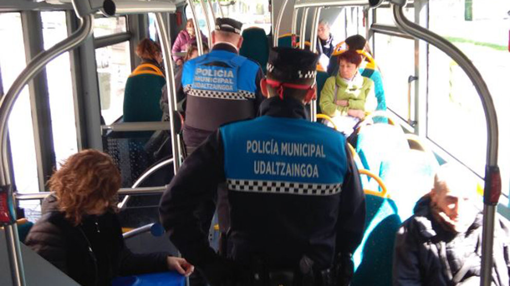 Control de movilidad por el coronavirus a los pasajeros de una villavesa POLICÍA MUNICIPAL DE PAMPLONA