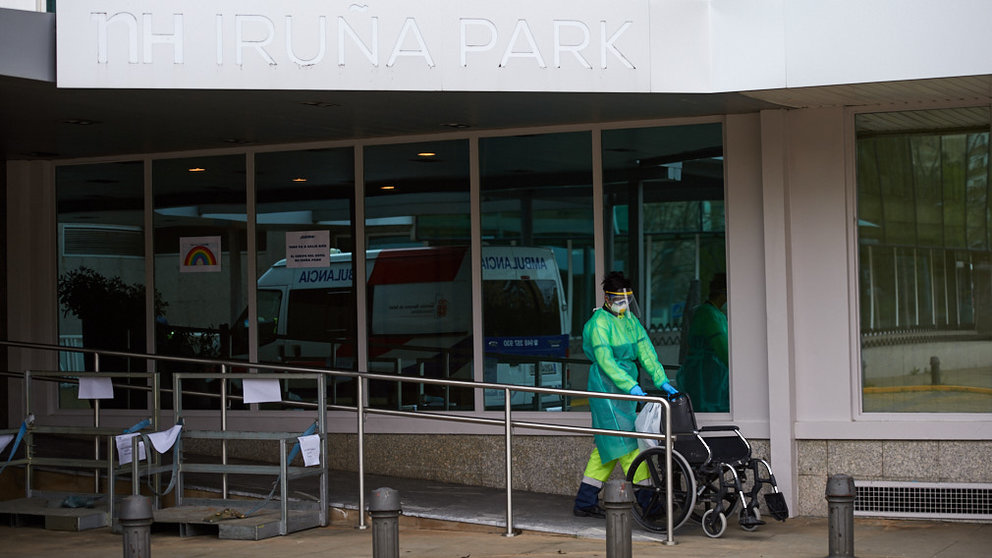 Servicios sanitarios llegan al hotel NH Iruña Park convertido en hospital durante la crisis del coronavirus en Pamplona. MIGUEL OSÉS