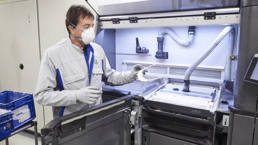 Volkswagen Navarra produce pantallas protectoras con su impresora 3D. - EDUARDO SANZ NIETO (EUROPA PRESS)