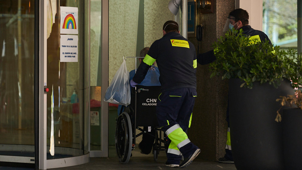 Persona de ambulancias transorta a un contagiado por coronavirus al NH Iruña Park, hotel habilitado. PABLO LASAOSA