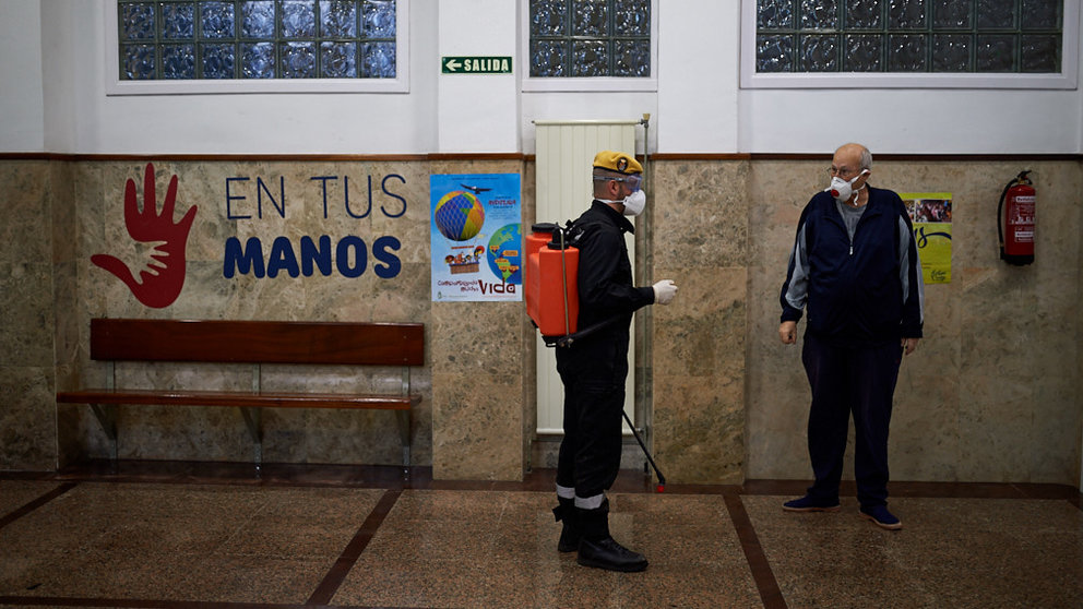 La UME (Unidad Militar de Emergencias) desinfecta residencias de mayores en Pamplona durante la crisis del coronavirus. MIGUEL OSÉS