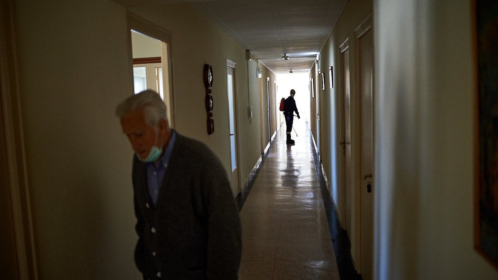 La UME (Unidad Militar de Emergencias) desinfecta residencias de mayores en Pamplona durante la crisis del coronavirus. MIGUEL OSÉS
