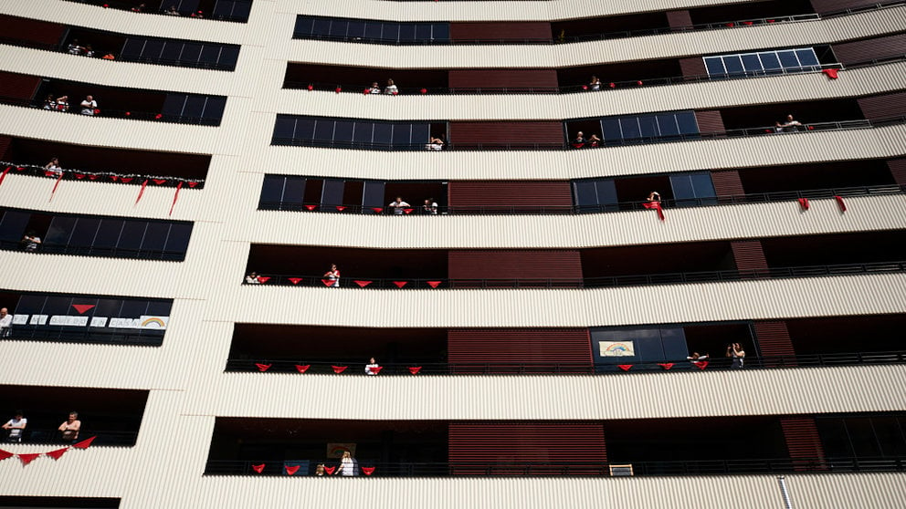 Los vecinos de Ripagaina celebran la “Escalerica” de San Fermín desde sus balcones durante el confinamiento por la crisis del coronavirus. PABLO LASAOSA