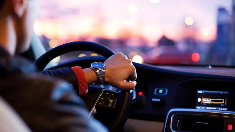 Una persona conduciendo un coche. Pixabai