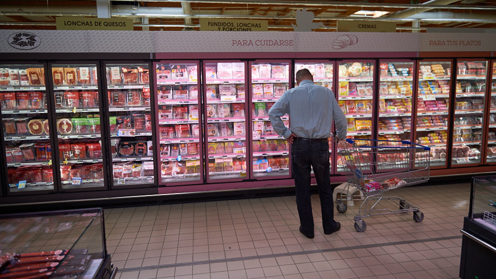 Un hombre hace la compra en el supermercado E.Leclerc durante la crisis del coronavirus. MIGUEL OSÉS