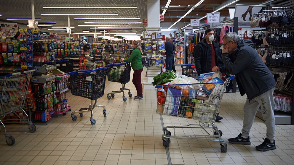 Distancia de seguridad en el supermercado E.Leclerc durante la crisis del coronavirus. MIGUEL OSÉS
