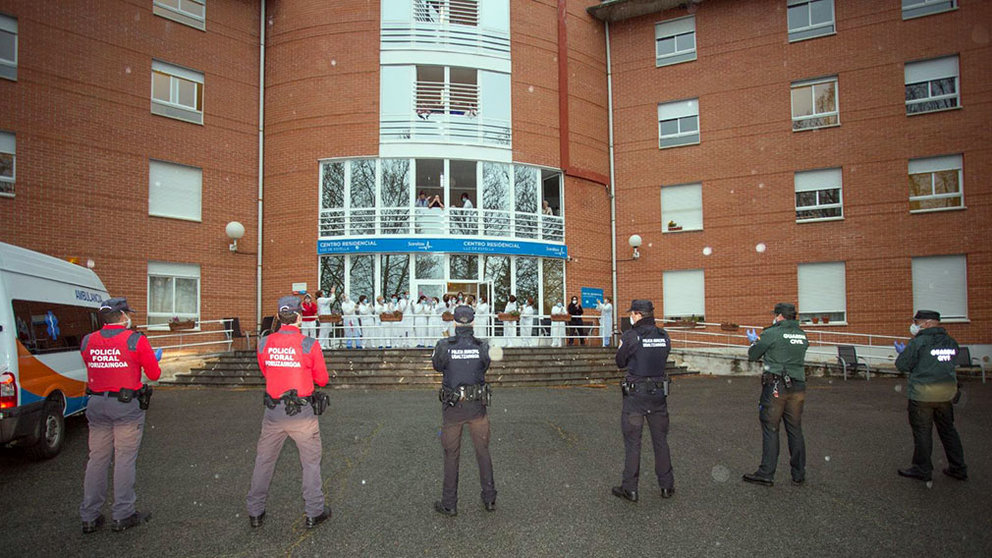 Agentes de distintos cuerpos policiales aplauden al personal sanitario de la residencia Luz de Estella durante la crisis del coronavirus. CEDIDA