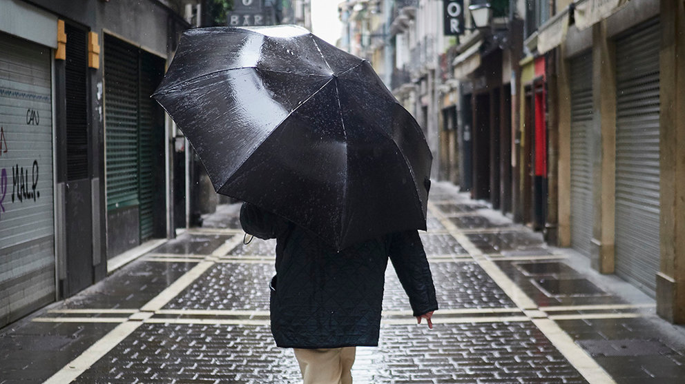 Un vecino camina protegiéndose con un paraguas de la lluvia por el casco viejo de Pamplona durante el Martes Santo y la cuarta semana del estado de alarma decretado por el Gobierno por la crisis del coronavirus, en Pamplona/Navarra (España) a 7 de abril de 2020.

FRÍO;LLUVIA;MAL TIEMPO;COVID-19;CONFINAMIENTO;PANDEMIA;ENFERMEDAD;BAJAS TEMPERATURAS;PARAGUAS

7/4/2020