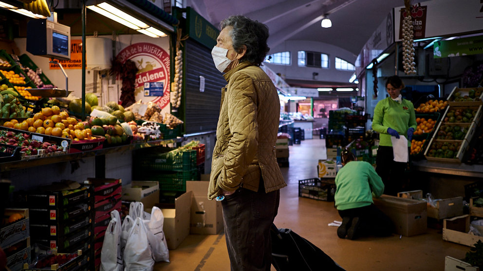 Una mujer espera a ser atendida en el puesto de frutas Zabalza del Mercado del Ensanche. PABLO LASAOSA