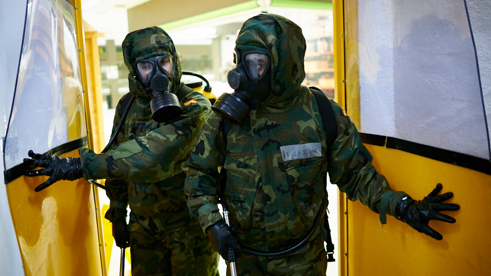 Militares pertenecientes al regimiento América 66 de Pamplona desinfectan el mercado de Ermitagaña durante la crisis del coronavirus. PABLO LASAOSA
