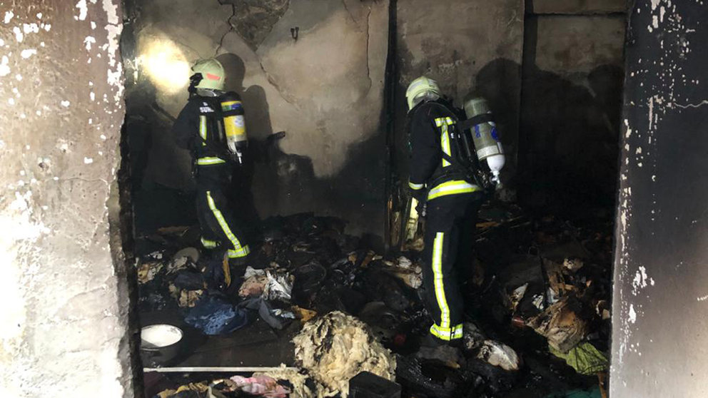 Los bomberos trabajan en la extincion de un grave incendio ocurrido en una casa de Abárzuza. CEDIDA