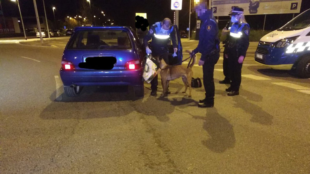 El perro de la Policía inspecciona una bolsa en un control de tráfico. POLICÍA MUNICIPAL DE PAMPLONA
