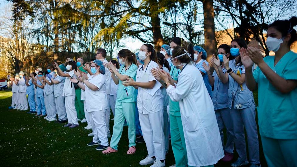 Personal de limpieza de la mancomunidad aplaude al personal sanitario en el Complejo Hospitalario de Navarra durante la crisis del coronavirus. PABLO LASAOSA