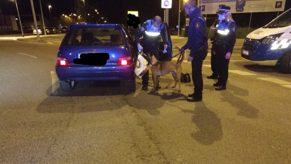 Intervención de la Policía Muncipal de Pamplona ayudada por un perro de detección de drogas POLICÍA MUNICIPAL DE PAMPLONA