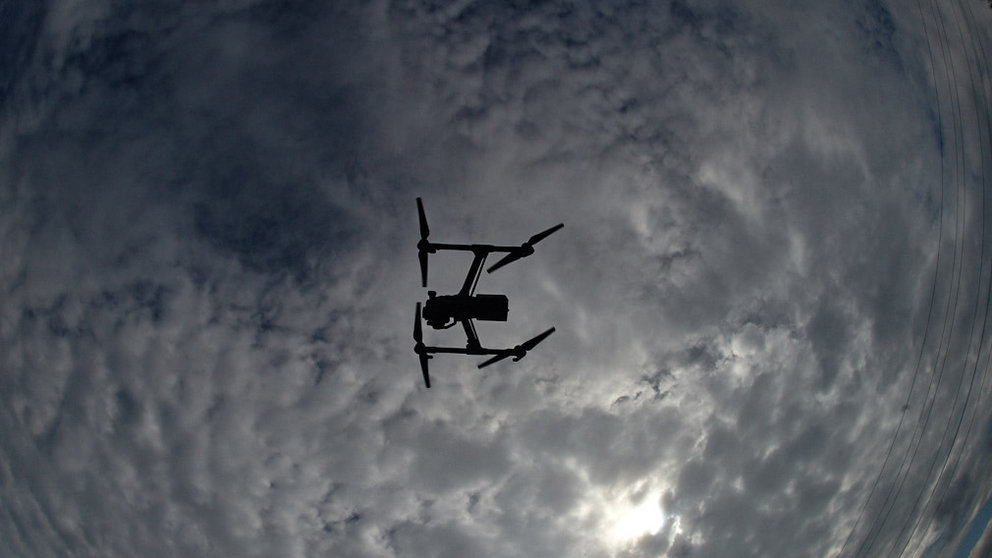 La Policía Foral vigila los cielos con drones para que ningun ciudadano se salte el estado de alerta durante la crisis del coronavirus. MIGUEL OSÉS