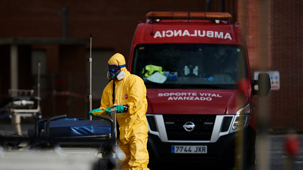 Una persona desinfecta una camilla en el Complejo Hospitalario de Navarra durante la crisis del coronavirus. PABLO LASAOSA