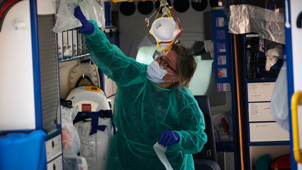 Personal sanitario desinfecta una ambulancia después de un traslado por positivo de coronavirus. PABLO LASAOSA
