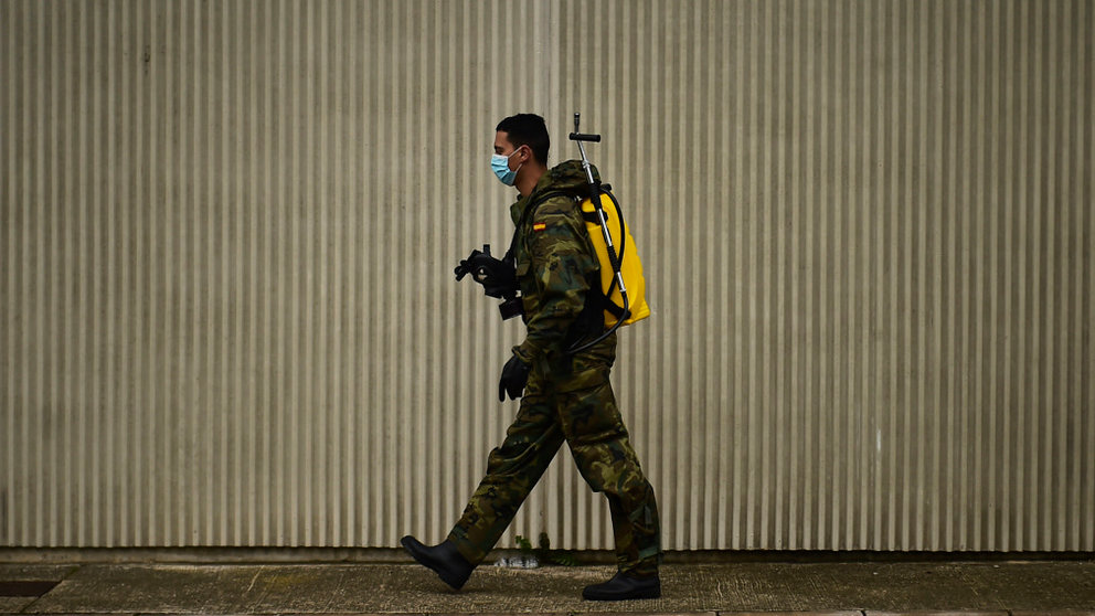 Militares del Regimiento América 66 se preparan para desinfectar zonas en Artica. PABLO LASAOSA