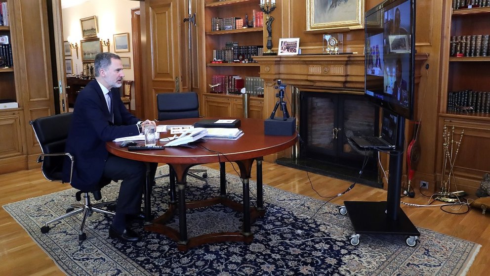 GRAF5254. MADRID, 24/04/2020.- El rey Felipe VI durante una videoconferencia con representantes del sector ovino y caprino en el palacio de la Zarzuela en Madrid este viernes. EFE/Casa Real/José Jiménez SOLO USO EDITORIAL