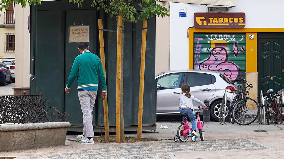 Un padre con una niña pequeña subida a una bicicleta en la calle. Europa Press.