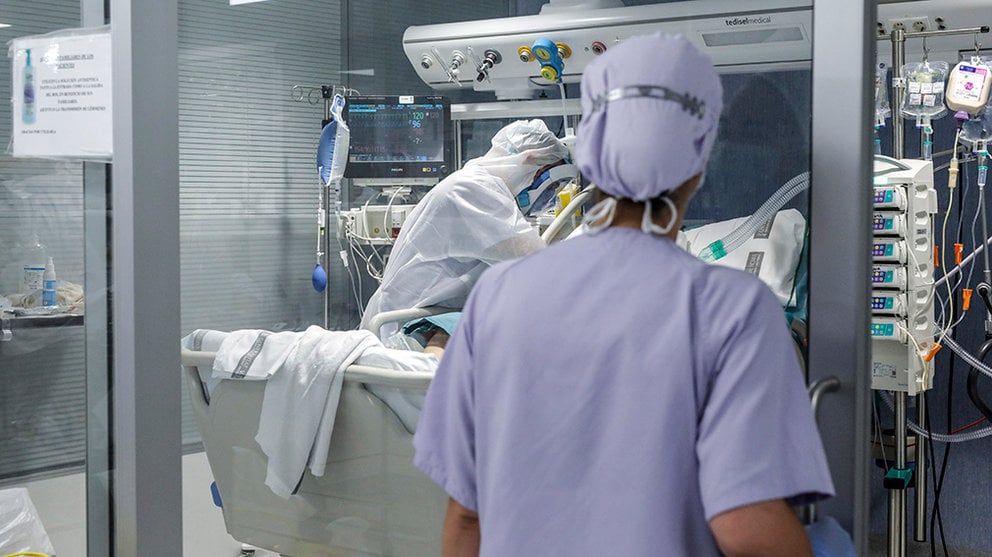 Trabajadores sanitarios totalmente protegidos atienden a un paciente con coronavirus ingresado en la UCI del Hospital Arnau de Vilanova, en Valencia, Comunidad Valenciana, (España), a 24 de abril de 2020.

24 ABRIL 2020;COVID19;CORONAVIRUS;EPIDEMIA;PANDEMIA;HOSPITAL VILANOVA;VALENCIA

24/4/2020